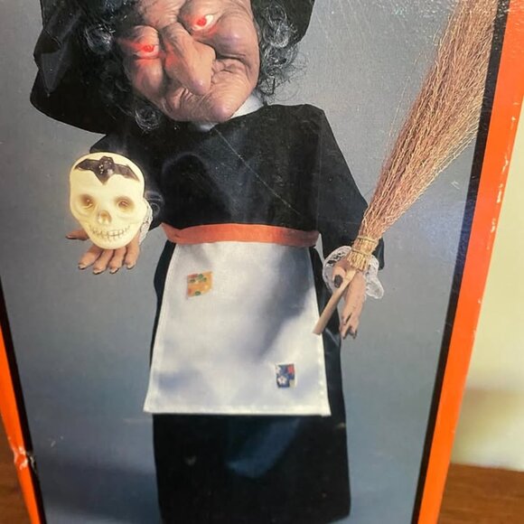 Vintage Witch, eyes lit, lighted skull - Picture 2 of 4